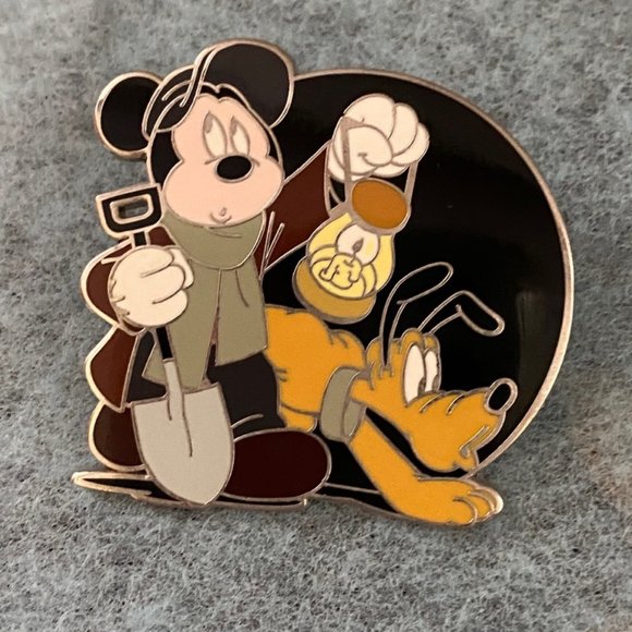 Disney Accessories - Disneyland Caretaker Mickey and Pluto from the Haunted Mansion Collection (2011)